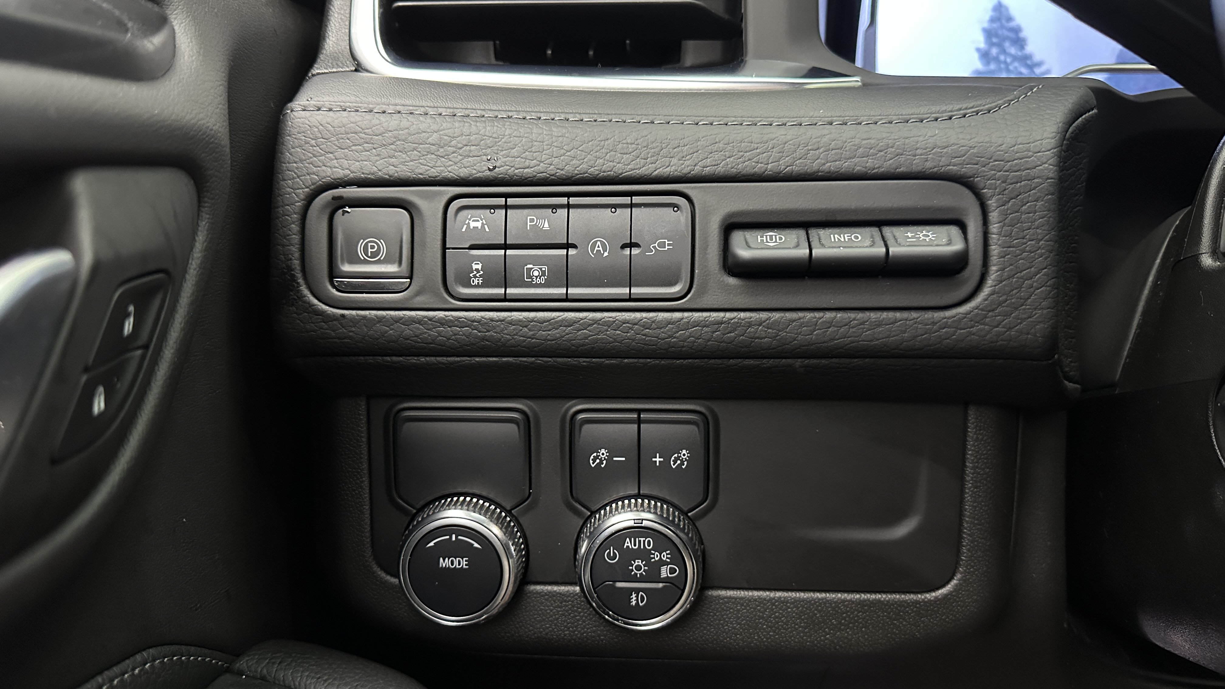 Used 2022 GMC Yukon Denali RWD image 17