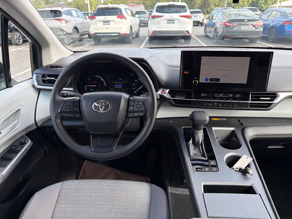 Used 2025 Toyota Sienna LE FWD image 18