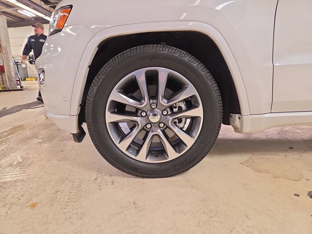 Used 2017 Jeep Grand Cherokee Overland w/ Jeep Active Safety Group image 25