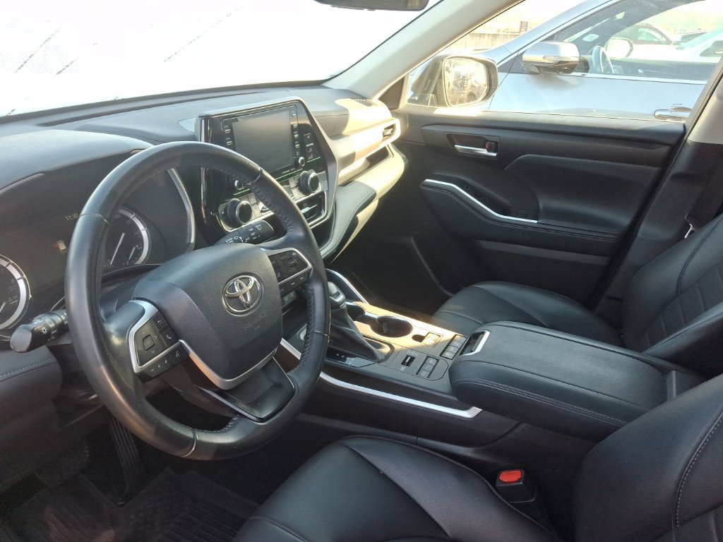 Used 2022 Toyota Highlander XLE AWD/4WD image 9