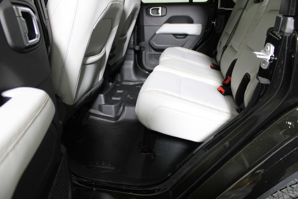 Used 2023 Jeep Wrangler Altitude image 12