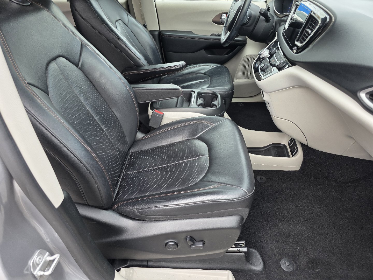 Used 2018 Chrysler Pacifica Touring-L w/ Premium Audio Group FWD image 21