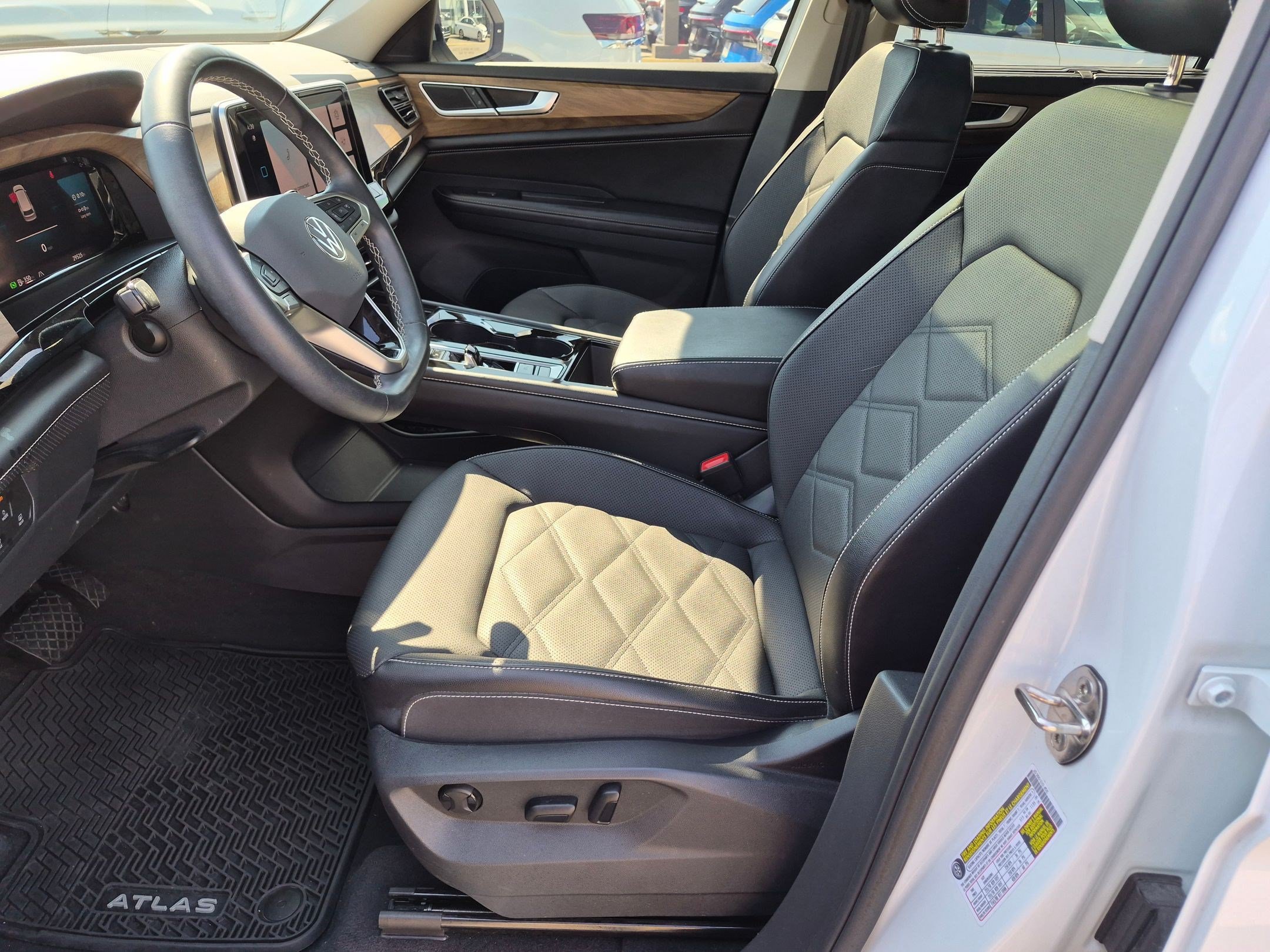Used 2024 Volkswagen Atlas SE w/ Panoramic Sunroof Package FWD image 15
