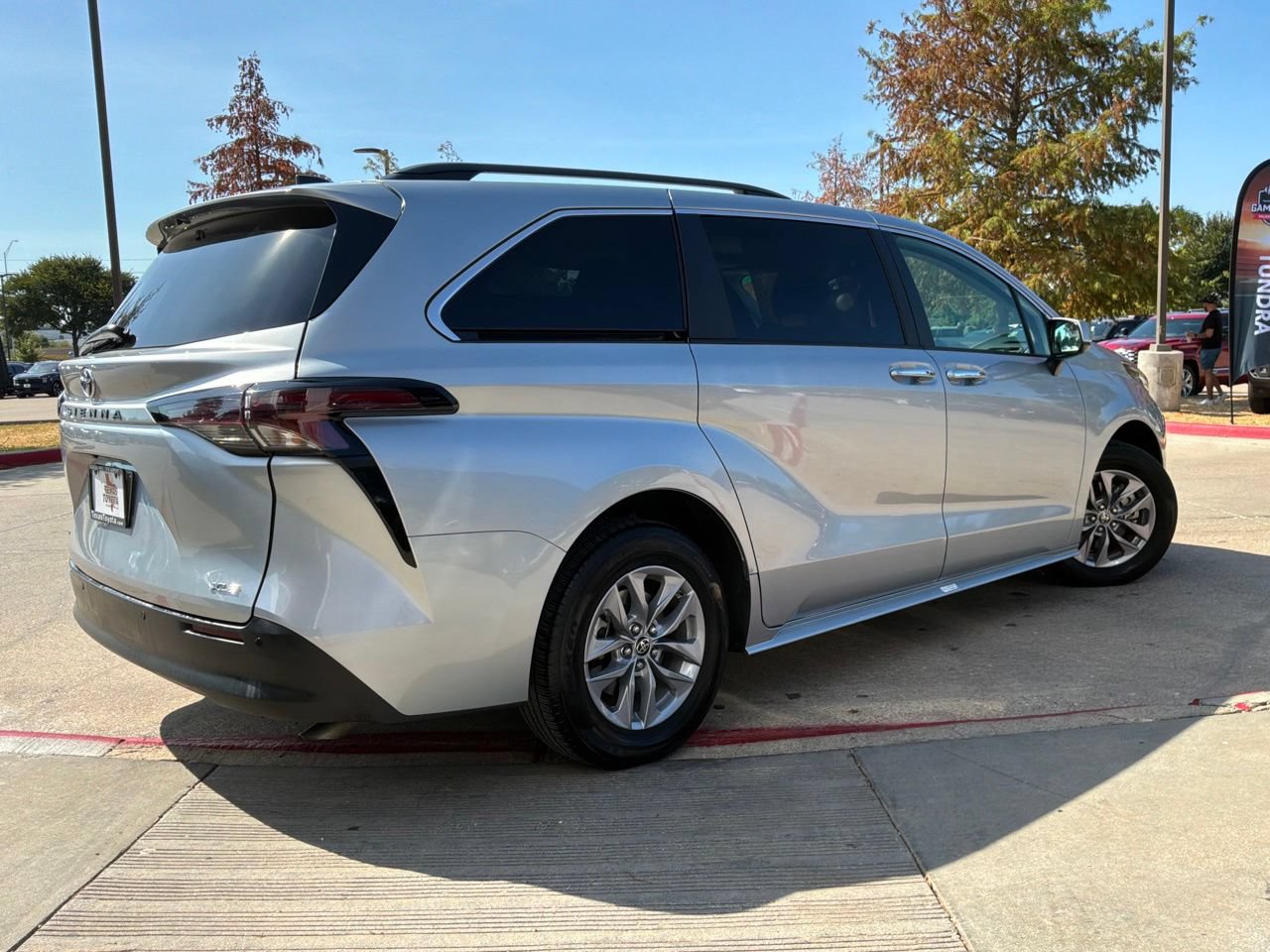 Used 2025 Toyota Sienna XLE FWD image 6
