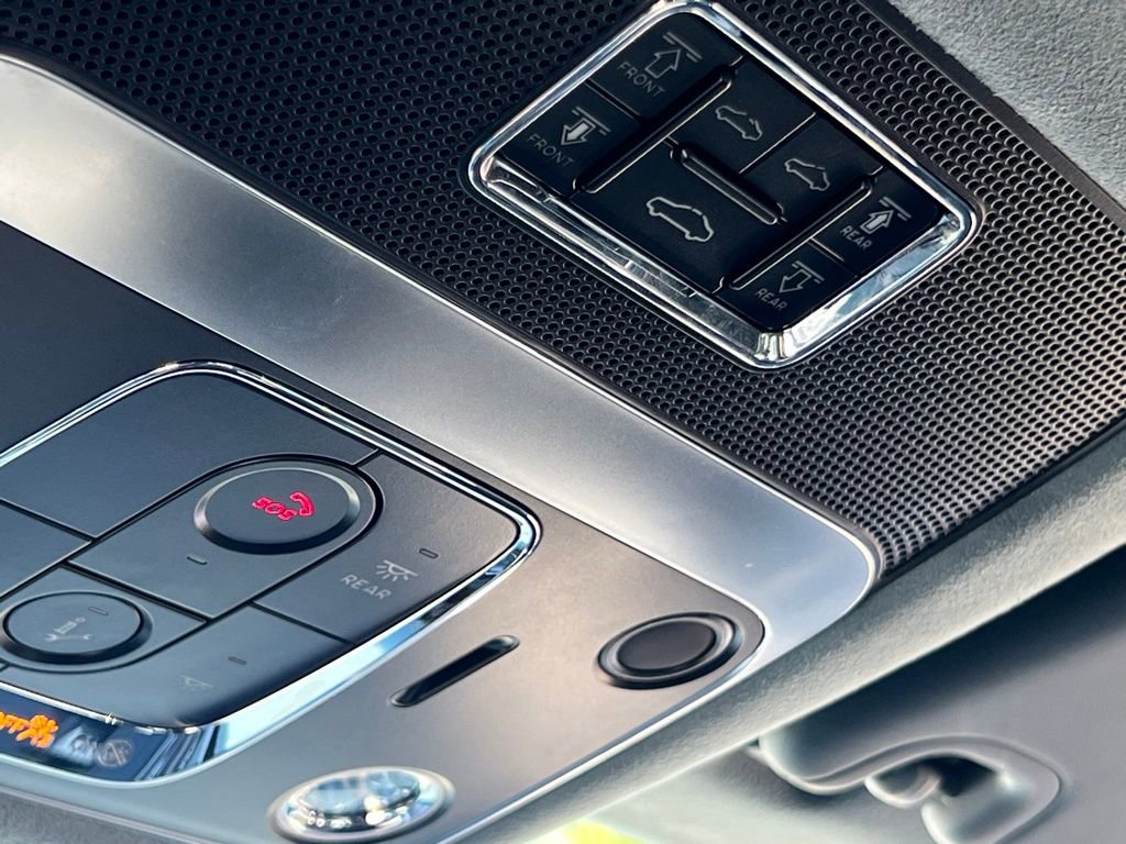 Used 2025 Bentley Flying Spur Plug-In Hybrid image 37