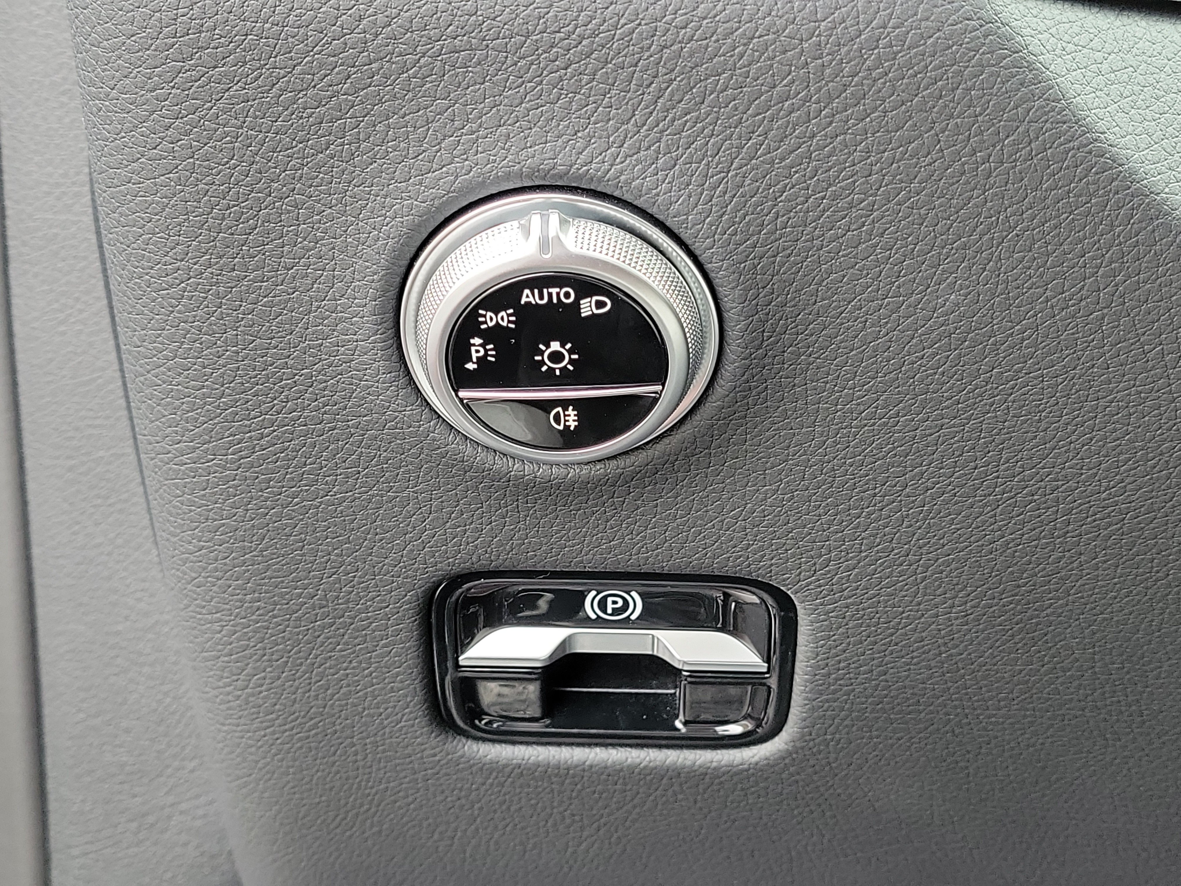 Used 2024 Mercedes-Benz GLC 300 image 30