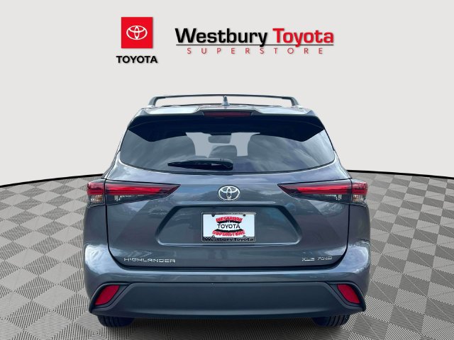 Used 2024 Toyota Highlander XLE AWD/4WD image 9