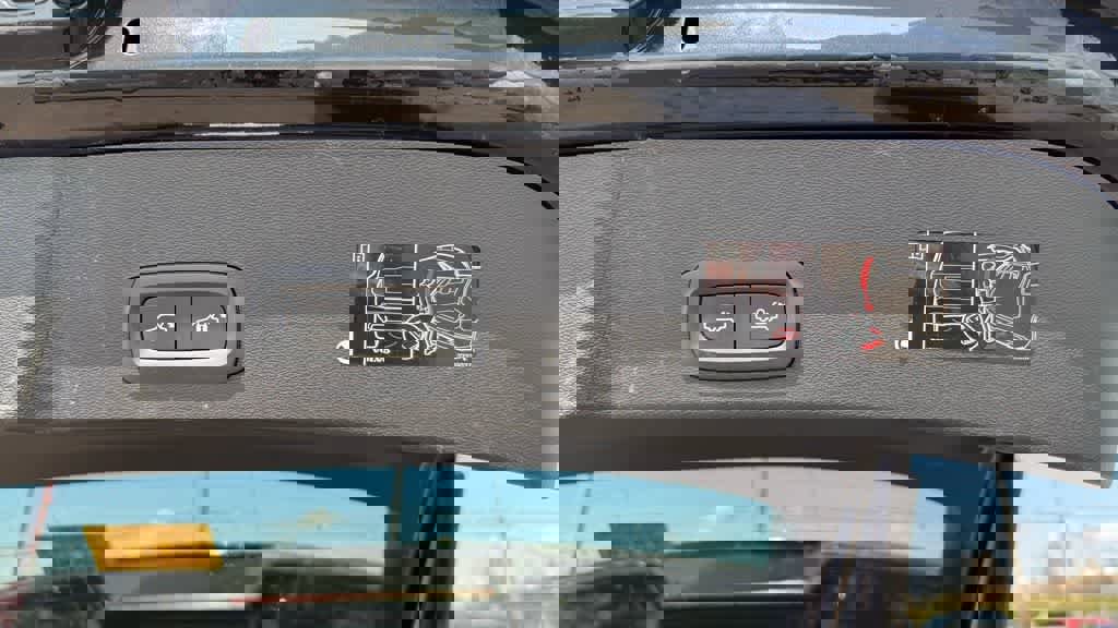 Used 2021 Volvo XC40 T5 R-Design w/ Climate Package image 16