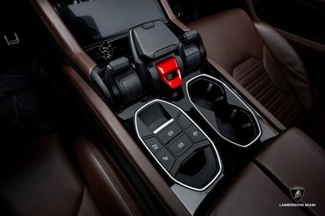 Used 2025 Lamborghini Urus SE image 28