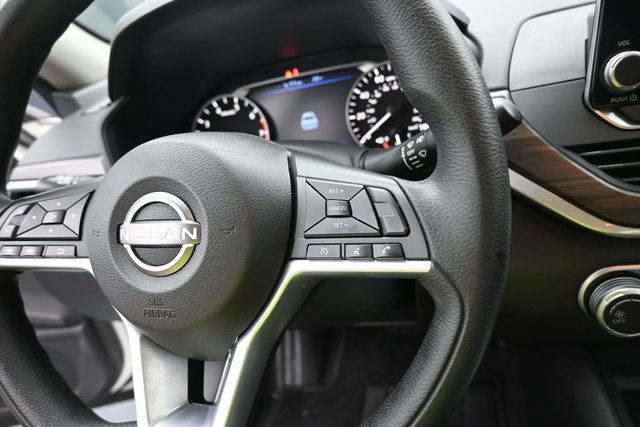 Used 2025 Nissan Altima 2.5 SV FWD image 14