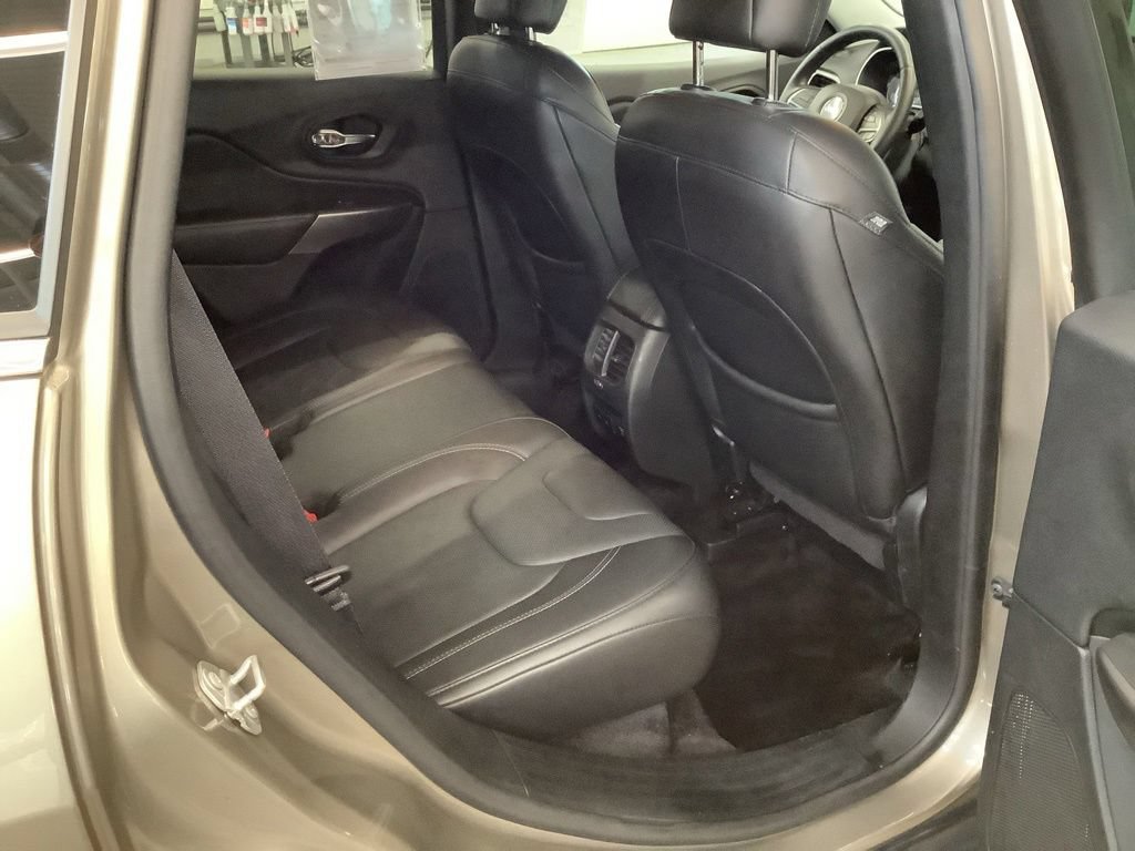 Used 2019 Jeep Cherokee Limited AWD/4WD image 15