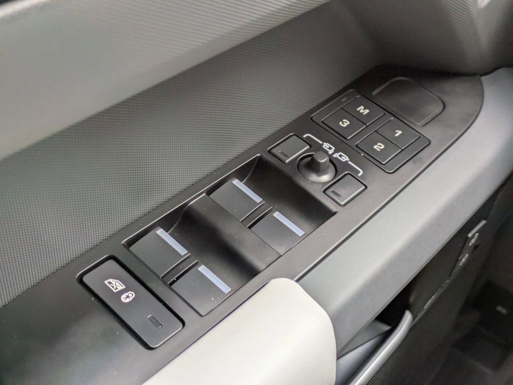 Used 2025 Land Rover Defender 110 S image 26