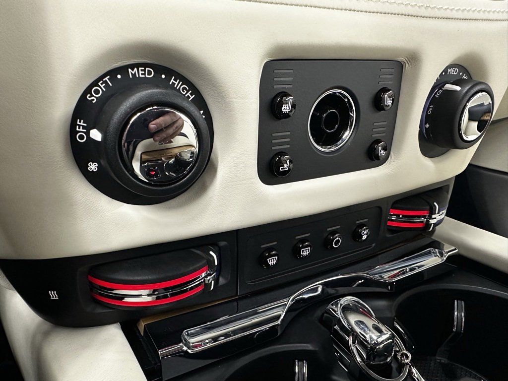 Used 2020 Rolls-Royce Dawn image 32