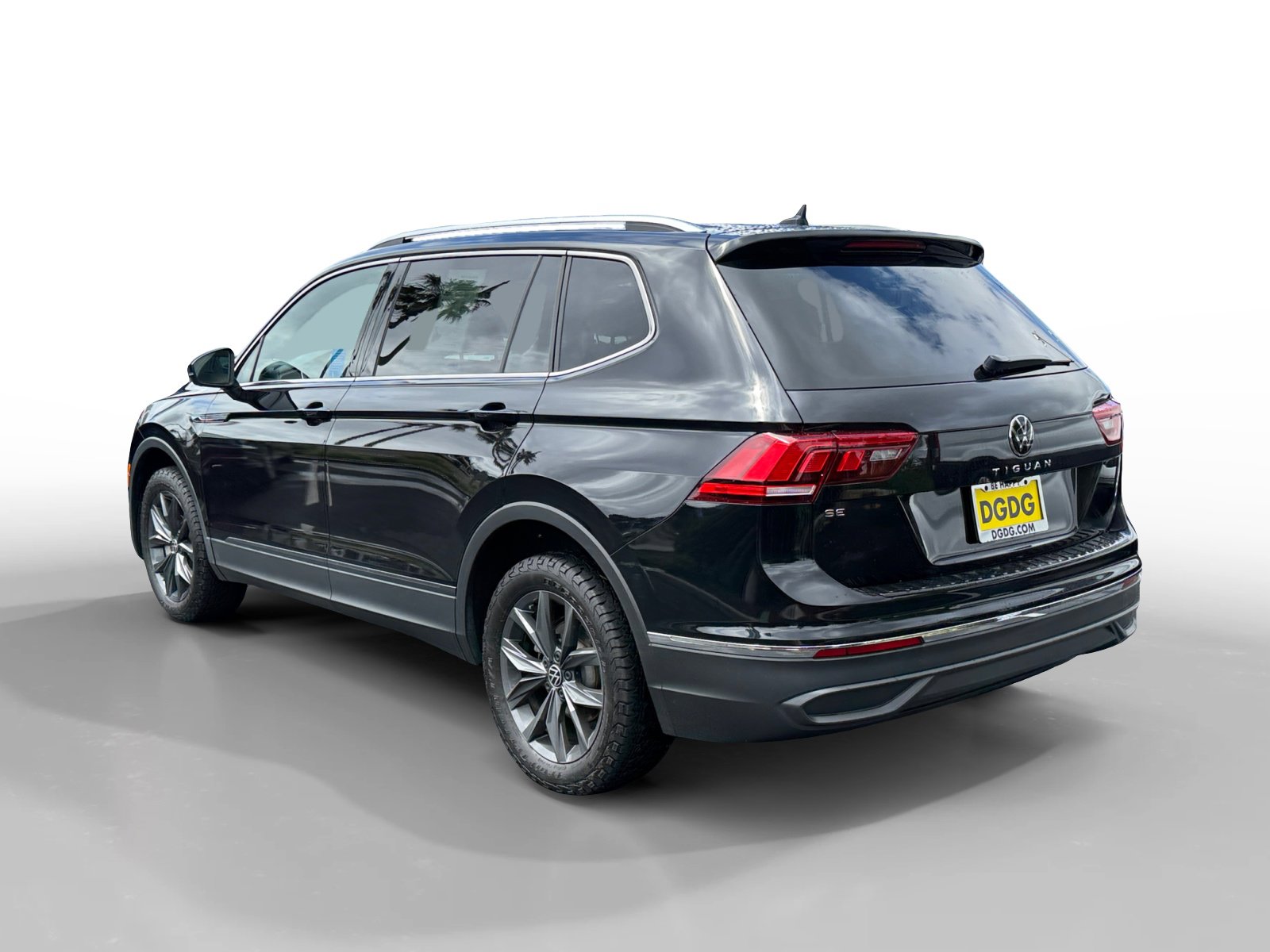 Certified 2023 Volkswagen Tiguan SE w/ Panoramic Sunroof Package image 3