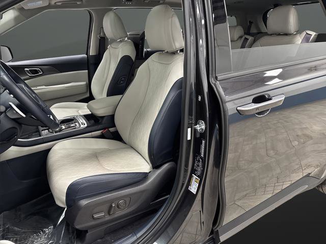 Used 2025 Kia Carnival SX image 4