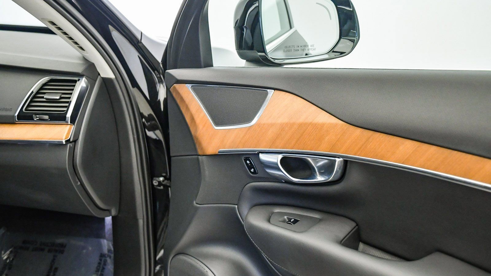 Certified 2025 Volvo XC90 B6 Ultra image 17