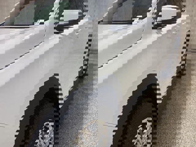 Used 2024 GMC Terrain SLE w/ Driver Convenience Package image 11