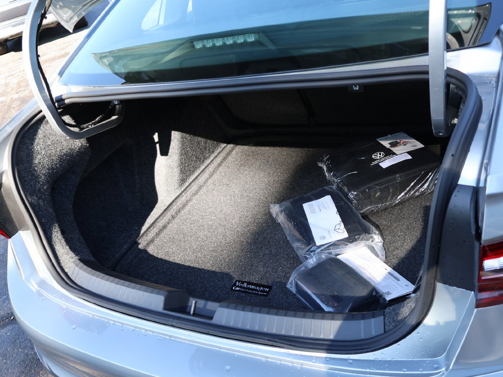 Used 2026 Volkswagen Jetta SE FWD image 16