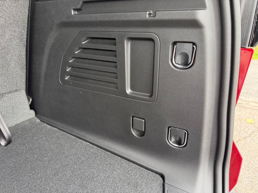 New 2027 Chevrolet Traverse Z71 w/ LPO, Floor Liner Package AWD/4WD image 32