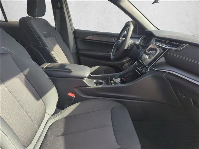 Used 2025 Jeep Grand Cherokee Laredo w/ Luxury Tech Group I RWD image 22