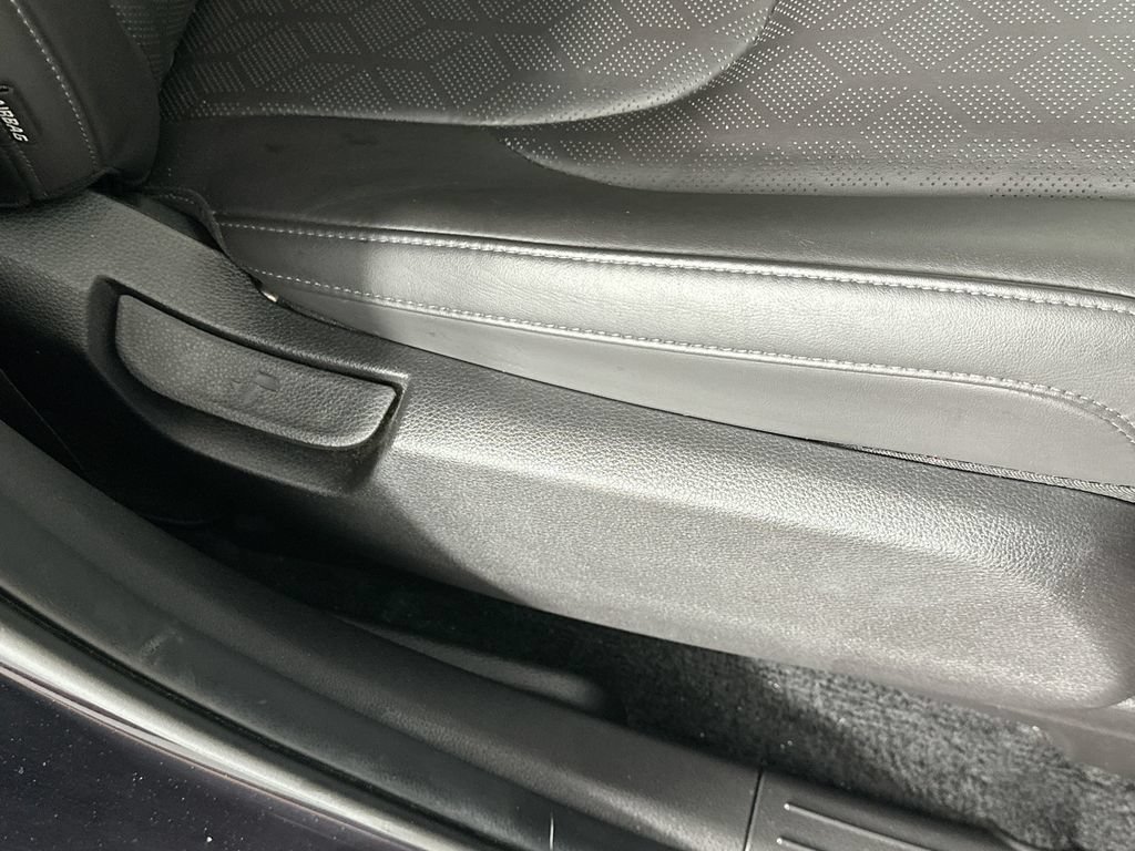 Used 2025 Kia Carnival FWD image 22
