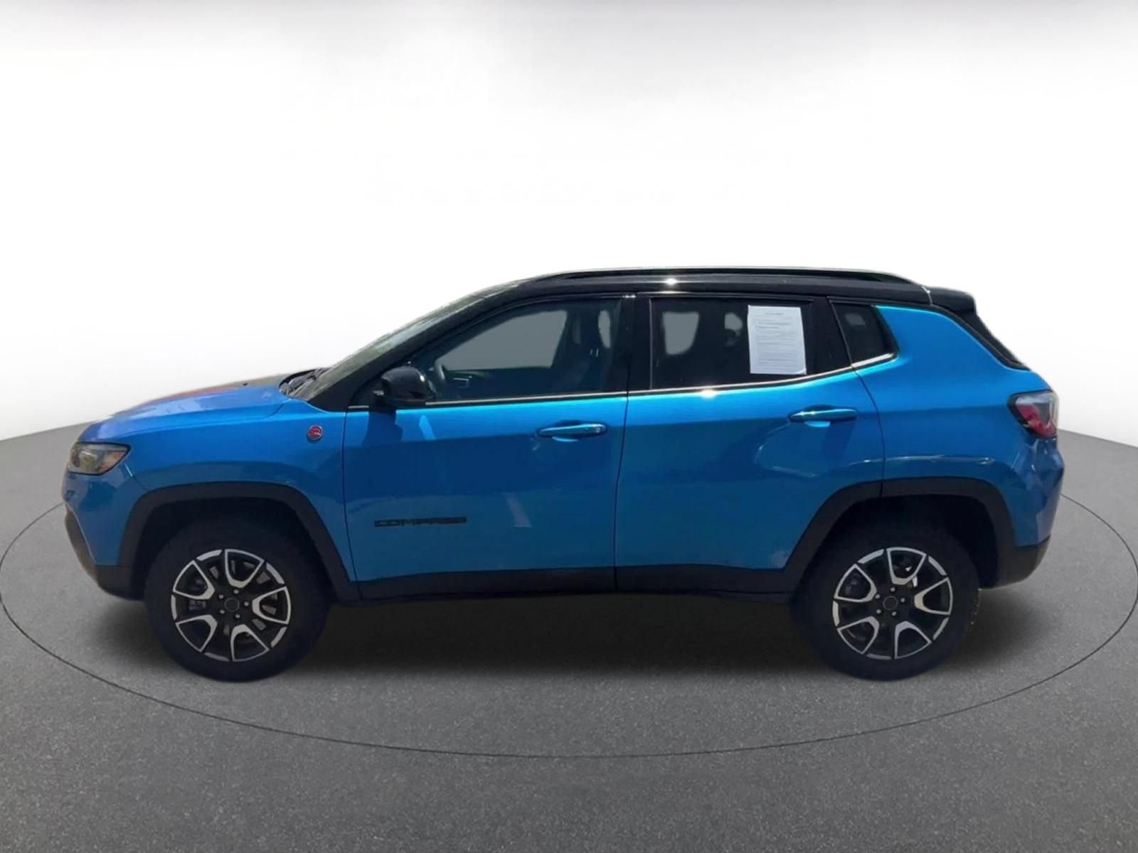 Used 2025 Jeep Compass Trailhawk AWD/4WD image 10