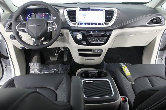 Used 2024 Chrysler Pacifica Select image 9