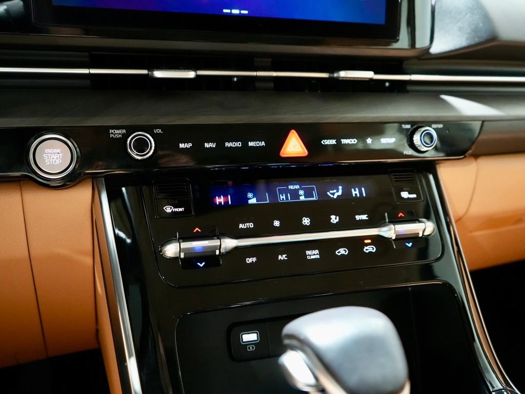 Used 2023 Kia Carnival EX image 20