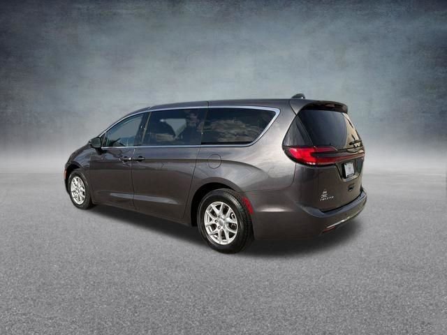 Used 2023 Chrysler Pacifica Touring-L FWD image 11