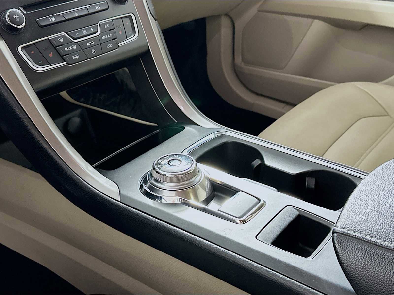 Used 2017 Ford Fusion SE w/ Fusion SE Technology Package image 15