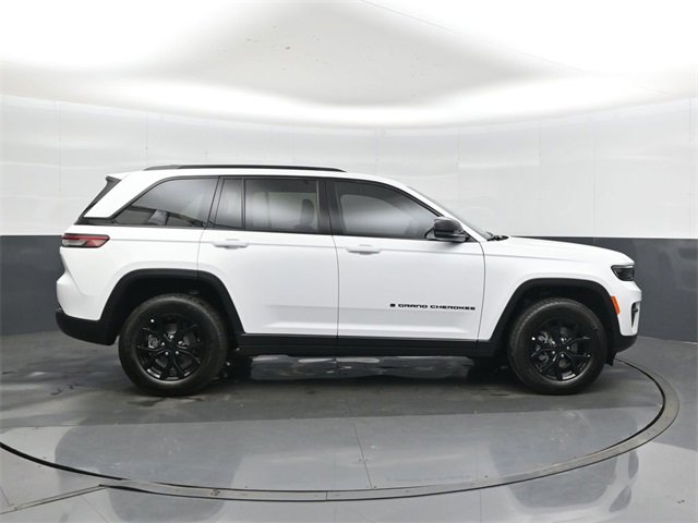 New 2025 Jeep Grand Cherokee Altitude image 7