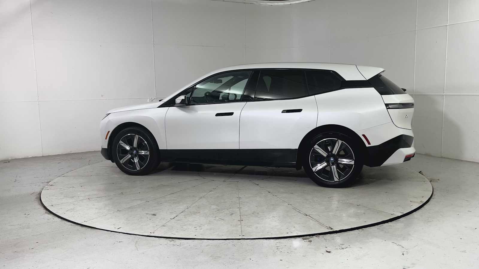 Used 2024 BMW iX xDrive50 w/ Sport Package image 4