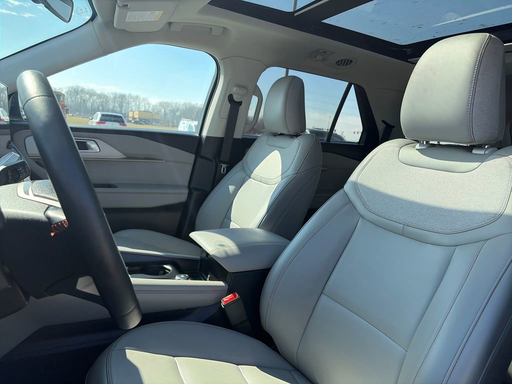 Used 2025 Ford Explorer Active w/ Active Comfort Package image 19