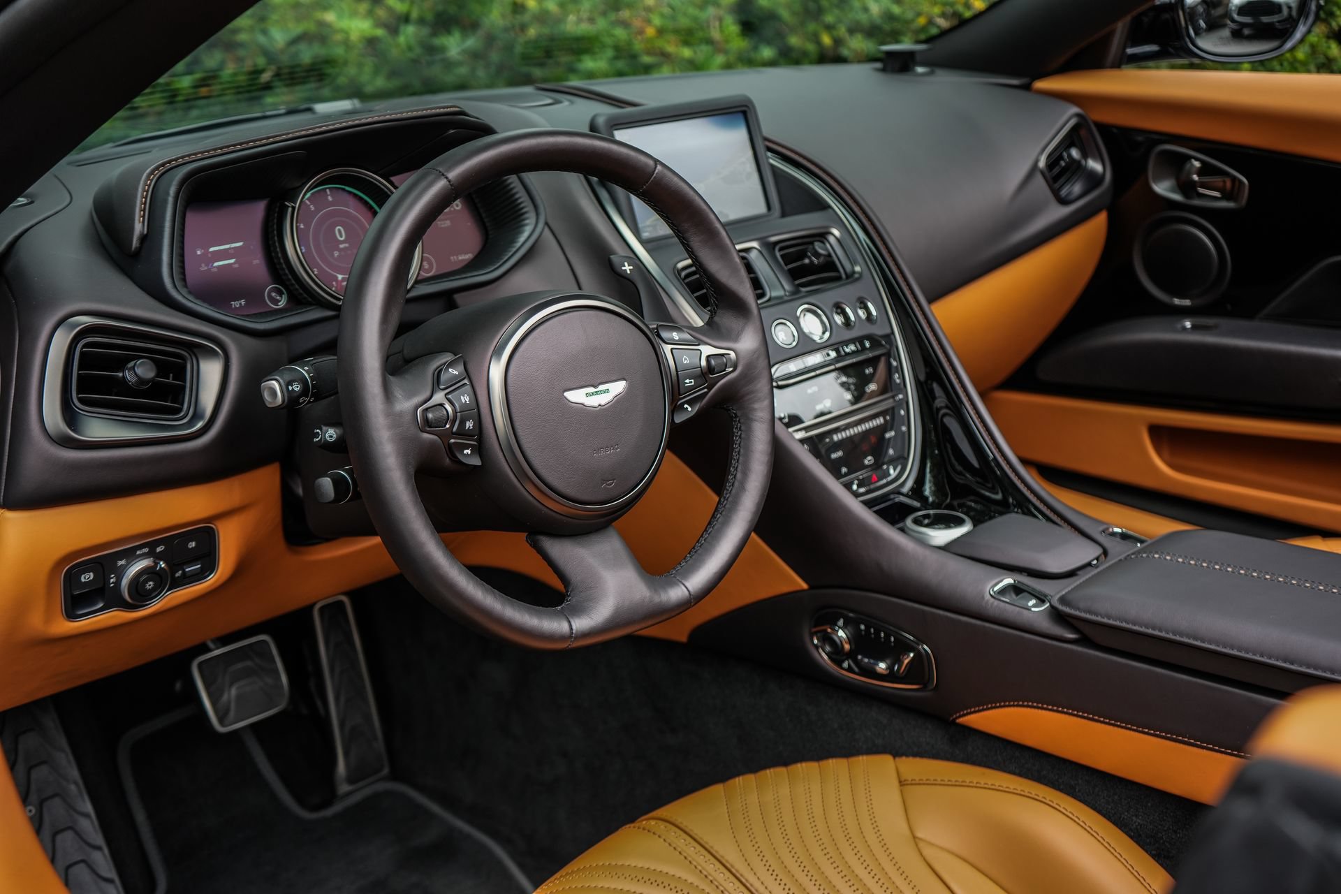 Used 2023 Aston Martin DB11 Volante RWD image 17