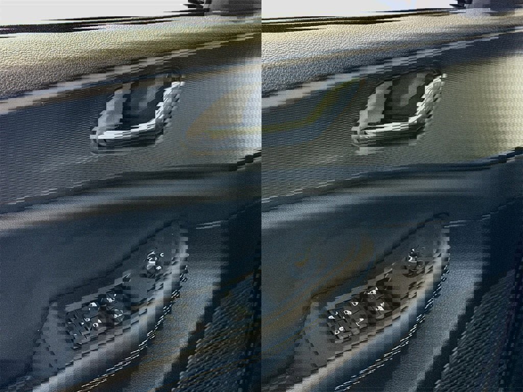 Used 2024 Jeep Grand Cherokee L Laredo image 11