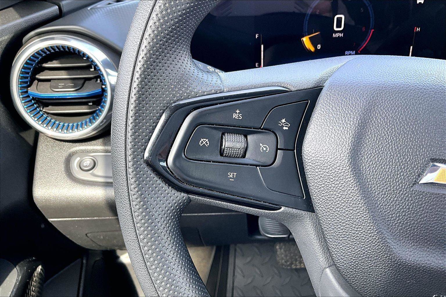 Used 2025 Chevrolet Trax LT FWD image 19