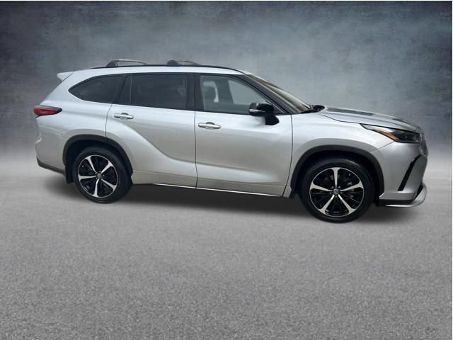 Used 2021 Toyota Highlander XSE FWD image 10