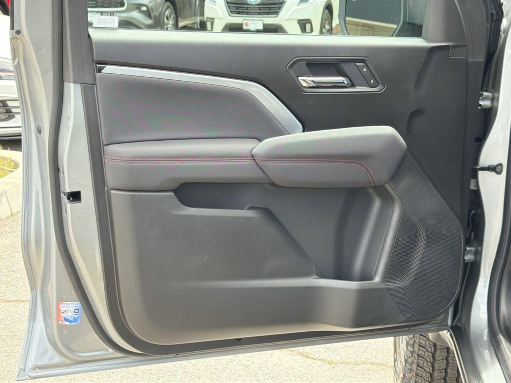 Used 2025 Chevrolet Colorado Z71 w/ Technology Package AWD/4WD image 18