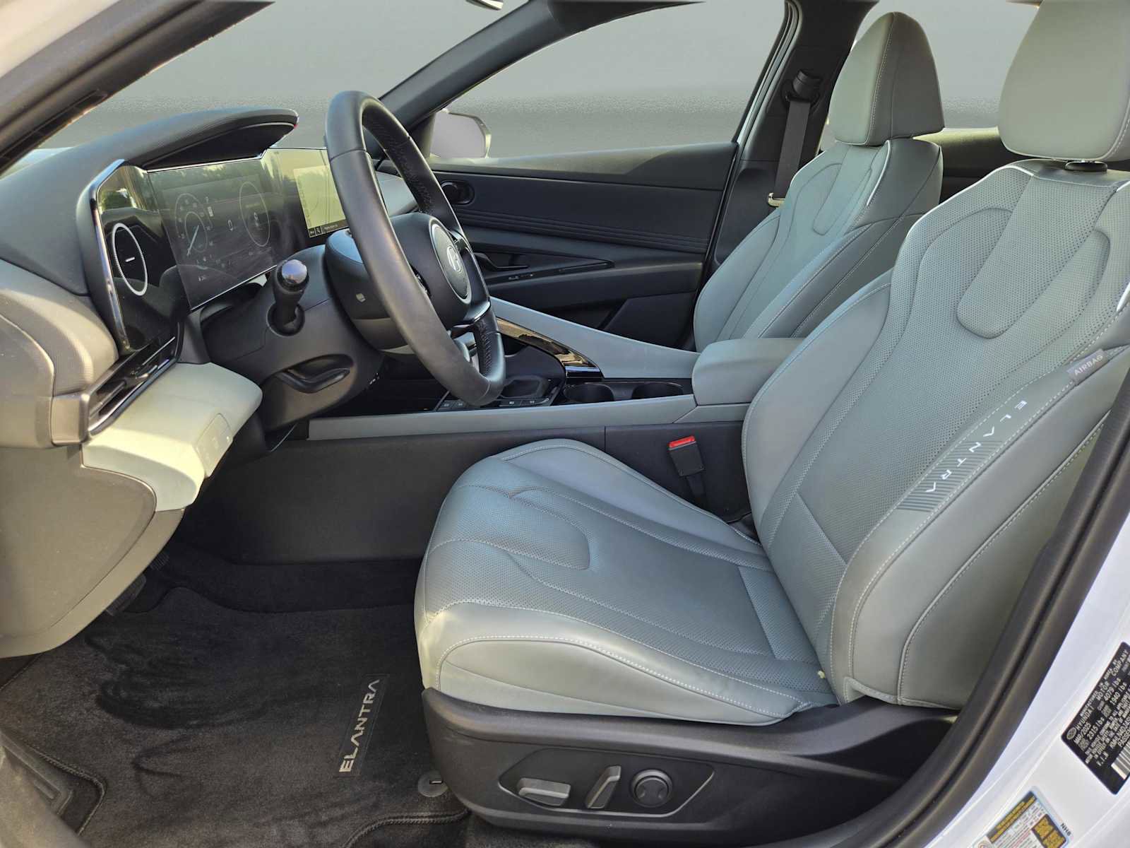 Used 2025 Hyundai Elantra Limited image 20