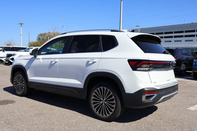 Certified 2025 Volkswagen Taos SE image 5