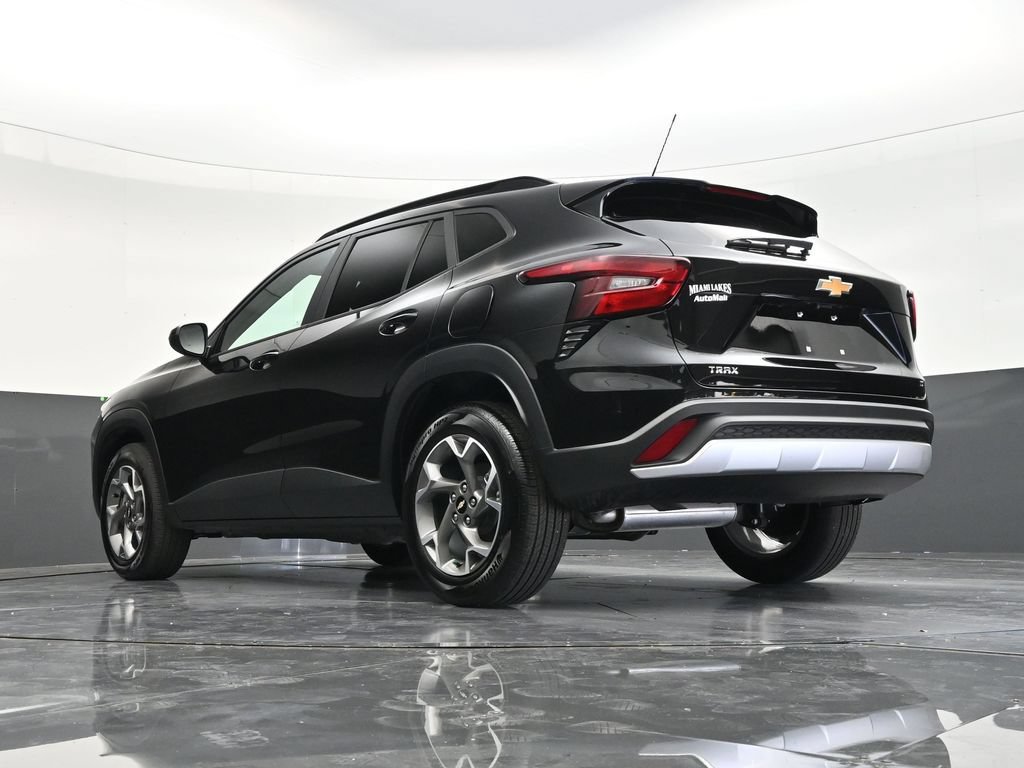 Used 2025 Chevrolet Trax LT w/ Driver Confidence Package FWD image 19