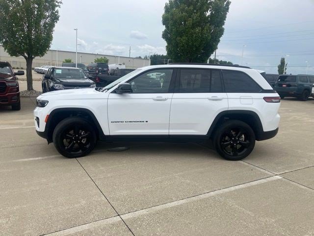 Used 2023 Jeep Grand Cherokee Altitude AWD/4WD image 5