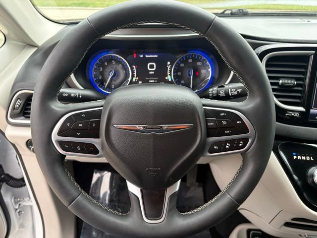 Used 2024 Chrysler Pacifica Touring-L image 13
