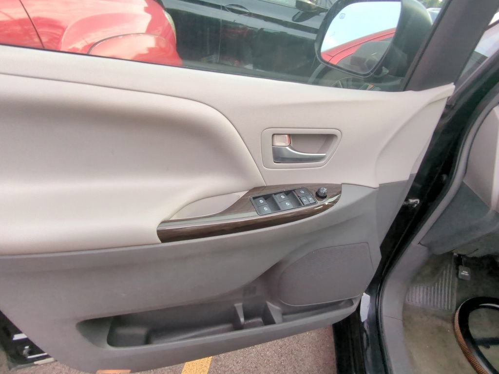Used 2015 Toyota Sienna XLE Premium FWD image 9