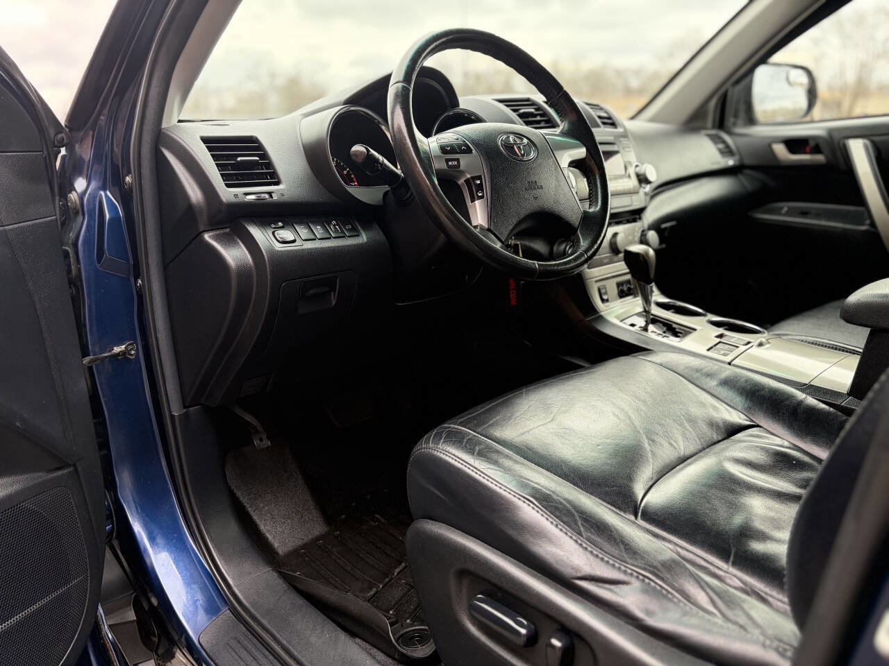 Used 2011 Toyota Highlander SE w/ Tow Pkg AWD/4WD image 9