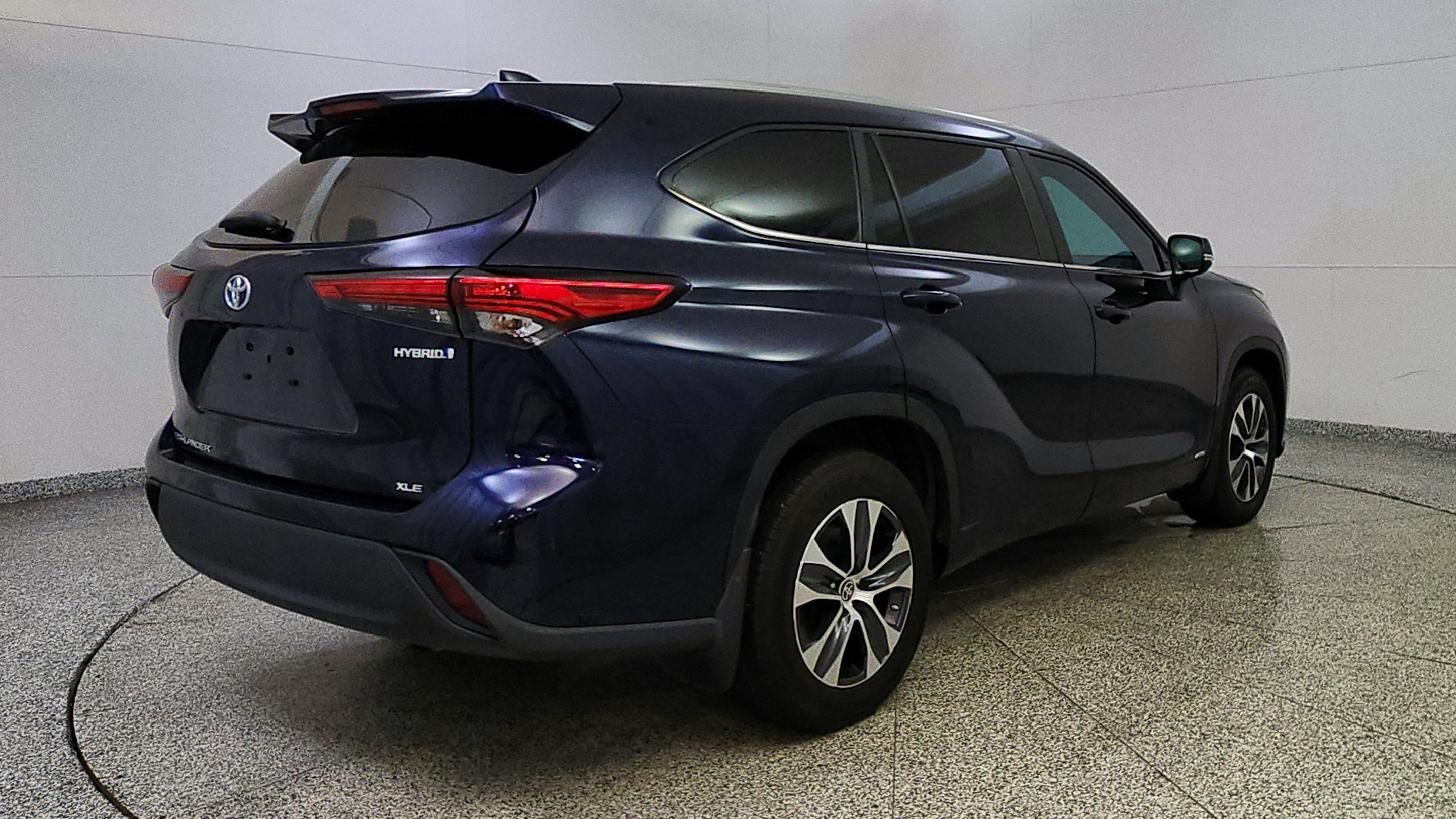 Used 2023 Toyota Highlander XLE AWD/4WD image 7