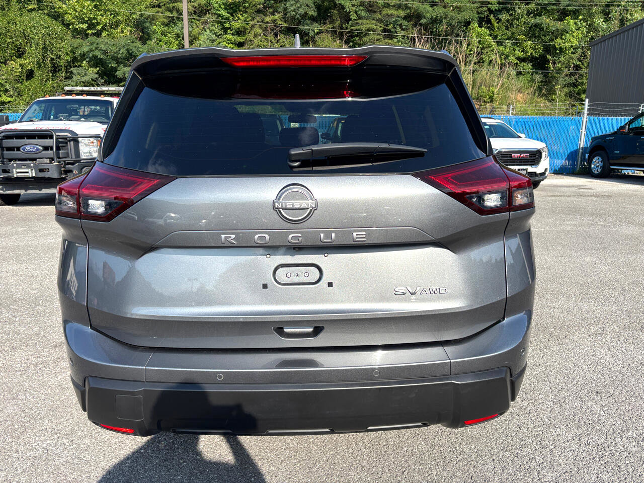 Used 2024 Nissan Rogue SV image 3