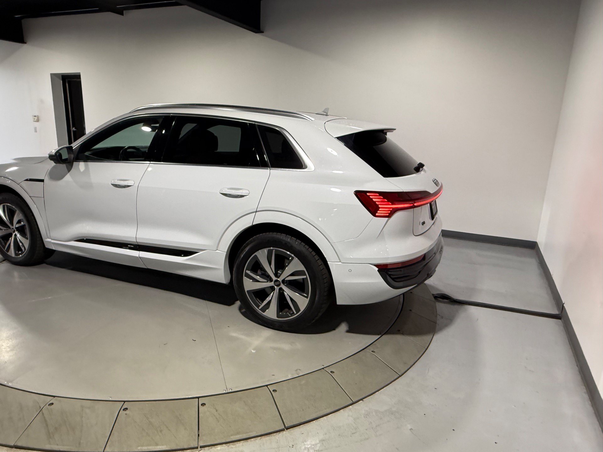Used 2024 Audi Q8 e-tron Premium Plus w/ Premium Plus Package AWD/4WD image 11