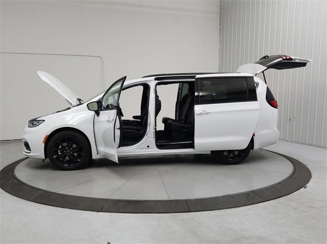 New 2026 Chrysler Pacifica Limited w/ S Appearance Package image 12