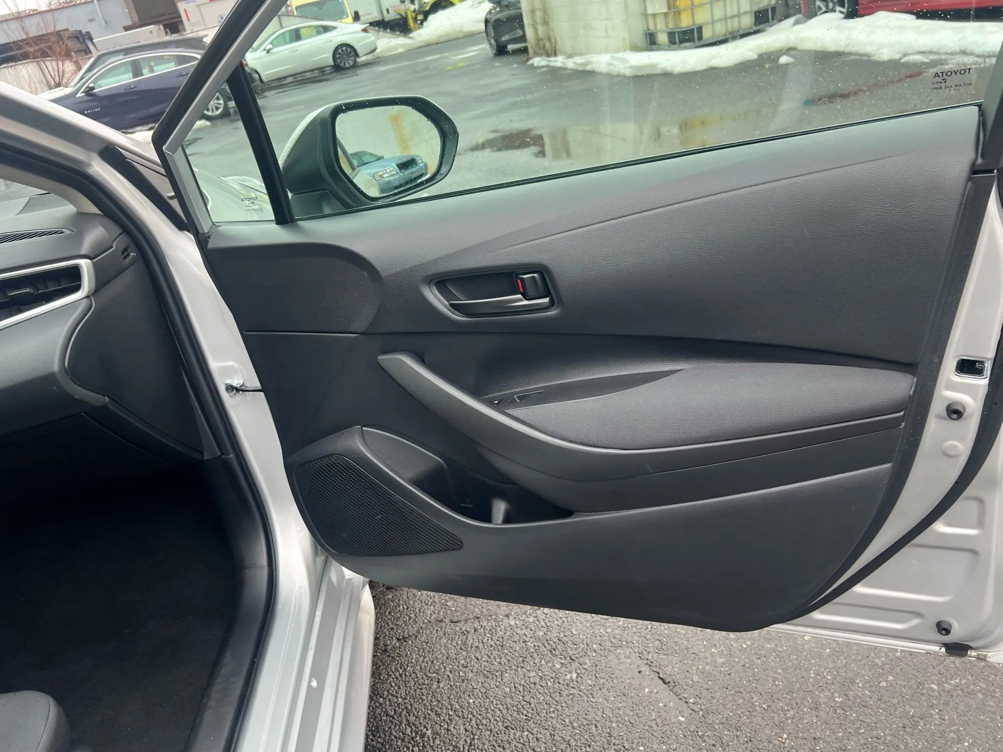 Used 2025 Toyota Corolla LE image 31